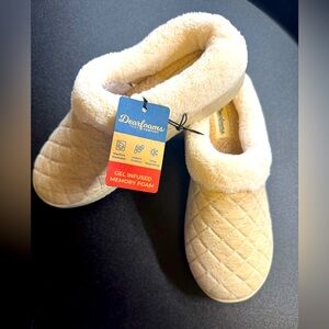 Dearfoams Cream Quilted Slippers (Large 9-10)